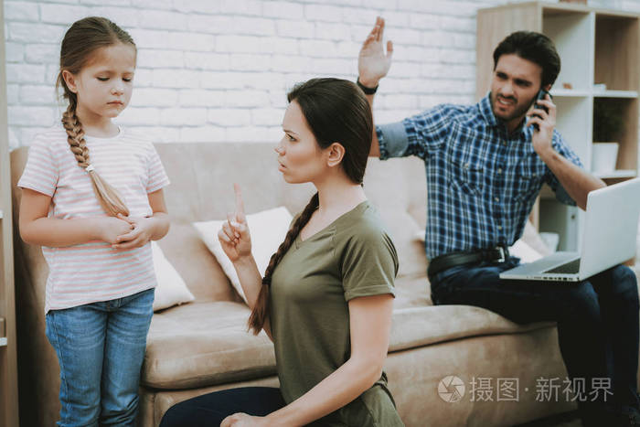 孩子吵架大人闹图片