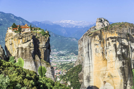 东正教希腊修道院的墙壁建于希腊流星中一块高岩石的悬崖上。