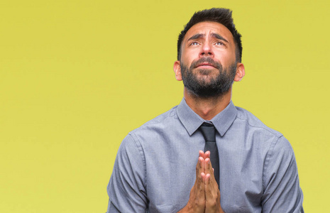 下乞讨和祈祷,双手一起祈祷,脸上充满希望的表情,非常情绪化和担忧