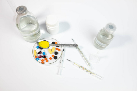 白色背景下分离的各种药物和注射器