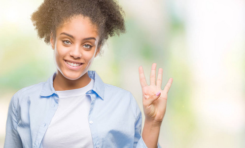 年轻的非洲美国妇女在孤立的背景显示和手指第四，同时微笑自信和快乐。