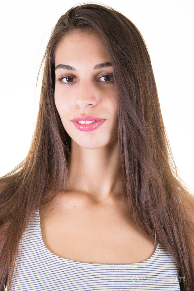 一位美丽快乐的年轻女子在摄影棚拍摄的正面肖像,白色背景照片-正版