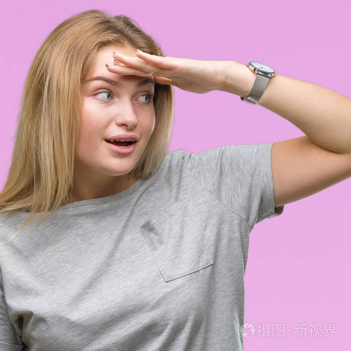 年轻的白种人女人在孤立的背景下非常快乐和微笑用手捂住头看着遥远的