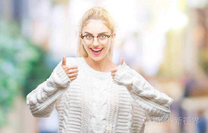 眼镜在孤立的背景上成功标志做积极的手势,用手竖起大拇指,微笑和快乐