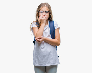 年轻漂亮的聪明的学生女孩穿着背包在孤立的背景上看起来压力和紧张，双手咬着嘴的指甲。 焦虑问题。