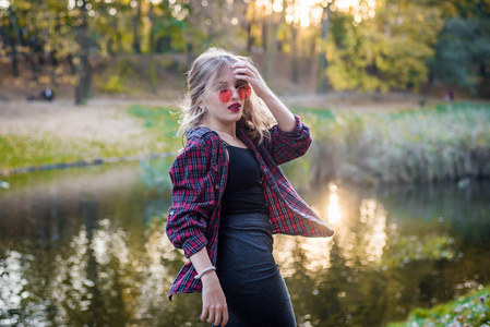 休闲女孩抬头穿休闲衣服的年轻漂亮女人的街道肖像. 模特抬头看.
