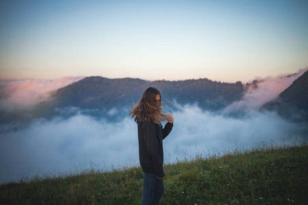 迷蒙山上的少女