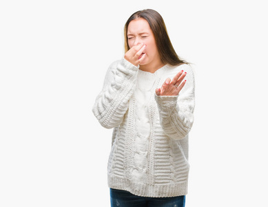 在孤立的背景上闻着一些臭味和令人恶心的难以忍受的气味,用手指在