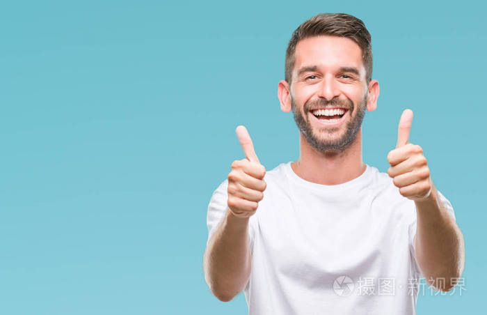 用欢快的表情看着相机,胜利者的手势.