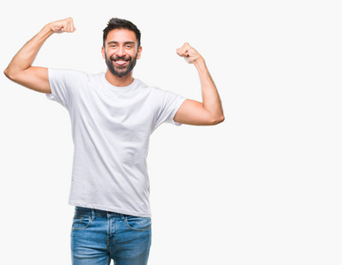成年西班牙裔男子在孤立的背景上显示手臂肌肉微笑自豪。 健身理念。