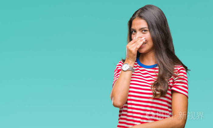 用手指在鼻子上屏住呼吸