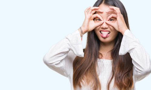 筒望远镜伸出舌头,透过手指看眼睛