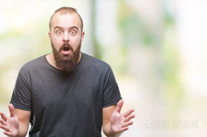 年轻的白种人潮人在孤立的背景下害怕和震惊惊讶的表情恐惧和兴奋的脸