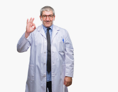 英俊的高级医生科学家，专业人士，穿着白色外套，在孤立的背景上微笑，积极地做好手和手指的OK标志。 成功的表达。