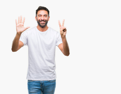 成年西班牙裔男子在孤立的背景上显示和举着手指七，同时微笑自信和快乐。