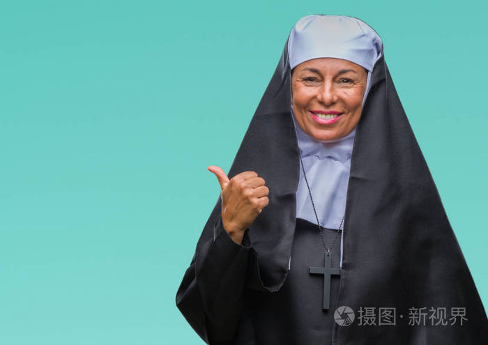 中年高级基督教天主教修女妇女在孤立的背景下做快乐的竖起大拇指的