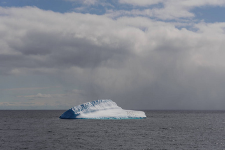 南极海景与冰山