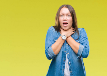 年轻的高加索美女在孤立的背景下大喊大叫,因为痛苦的窒息而窒息.