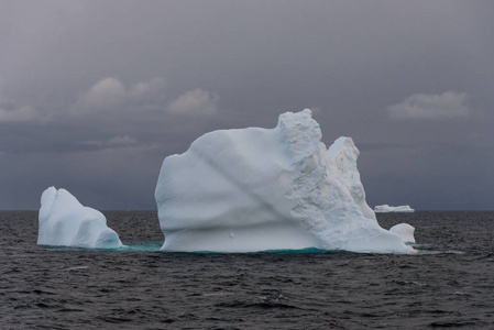 南极海景与冰山图片