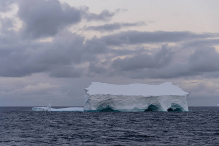 南极海景带有冰山状