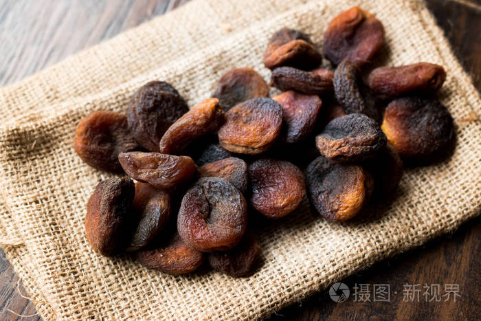 土耳其风格的有机太阳干燥杏在麻袋上传统食物
