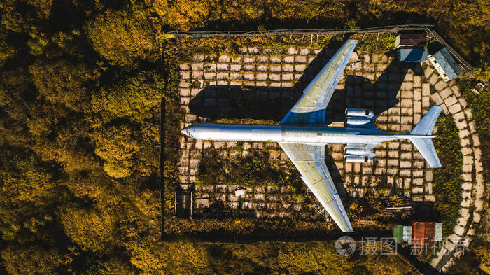 在秋季森林的飞机鸟瞰图顶部视图美丽的秋天风景与飞机