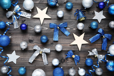 木制桌子上的蓝色和银色圣诞装饰