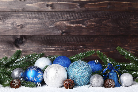 木制背景上有杉树枝的圣诞装饰品