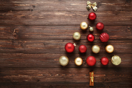 木桌上圣诞树形状的