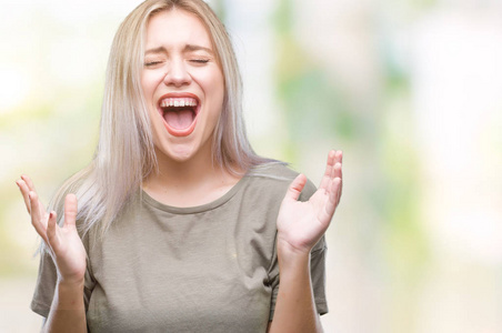 在孤立的背景下庆祝疯狂和疯狂的成功,举起手臂和闭上眼睛尖叫兴奋