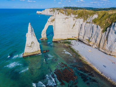 空中无人机照片的尖状形成称为 Laiguille 或针和门戴维在埃特雷塔, 法国西北部