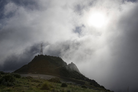 皮科做阿里罗徒步旅行小径，令人惊叹的神奇景观，令人难以置信的景色，岩石和薄雾高发射机站在雾中。