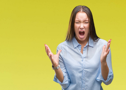 美女大喊年轻的高加索美女在孤立的背景下疯狂疯狂地大喊大叫,咄咄逼