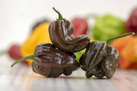 非常热的成分,成熟的黄橙色和棕色巧克力水果和绿色乌里尖辣椒