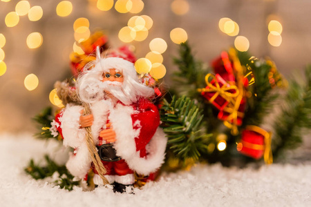 圣诞装饰在木制背景与圣诞老人和雪。 新年快乐。