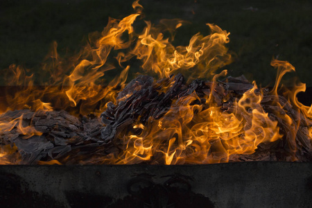 文件烧毁. 火灵之舞. 点燃纸张.照片