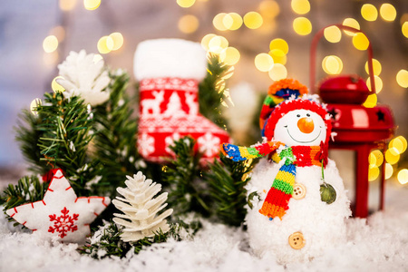 圣诞装饰在一个木制的背景上，雪人的雪和灯光在背景。 新年快乐，复印空间