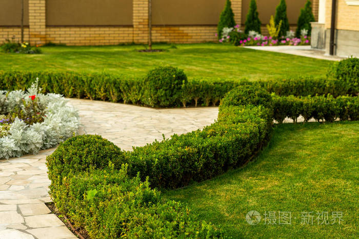在石走道附近修剪草坪和灌木