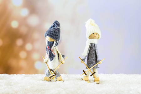 两个装饰滑雪者娃娃在雪地上滑冰