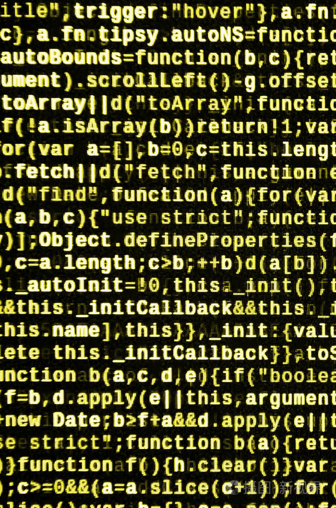 在笔记本电脑上编写编程代码. 计算机屏幕上的数字二进制数据.