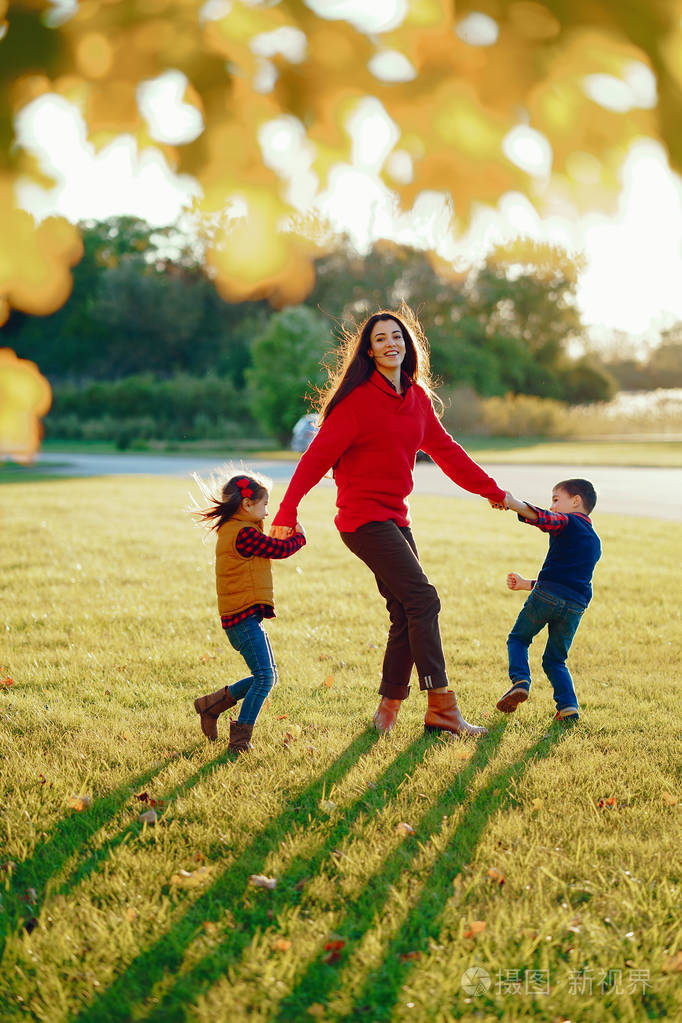 美丽的母亲与小孩子