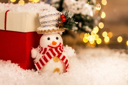 圣诞装饰在木制背景上，雪人和雪。 新年快乐。