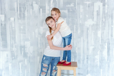 姐妹们拥抱图片