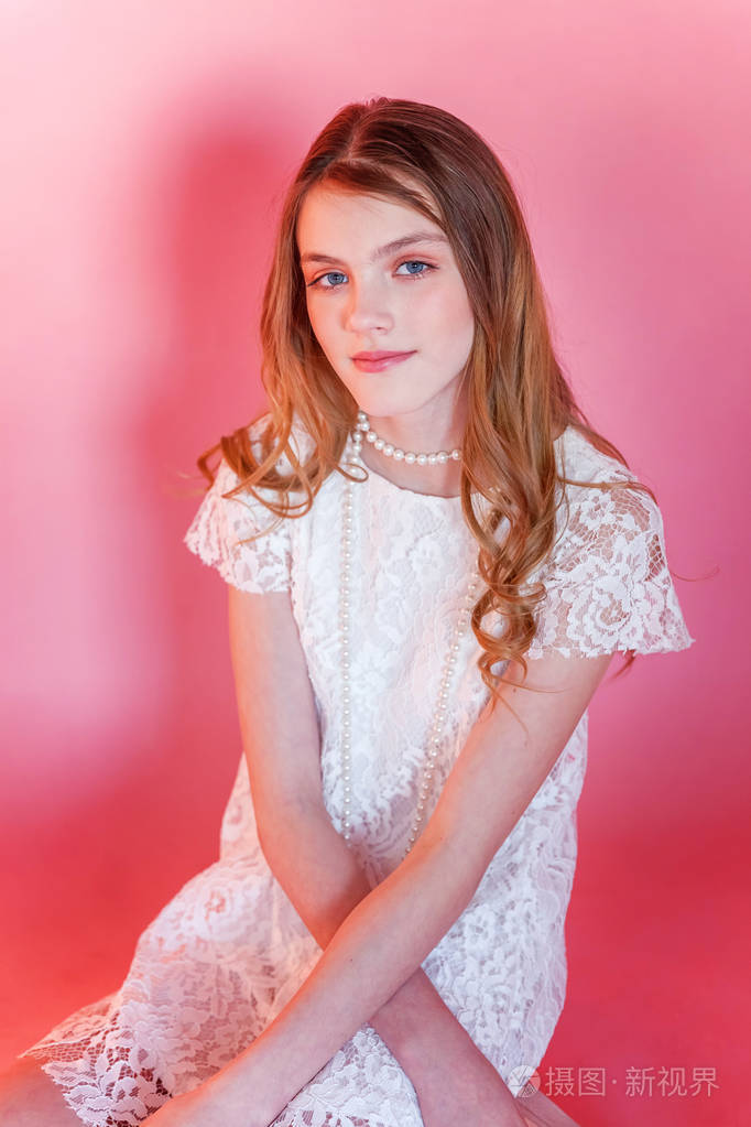 快乐的少女微笑特写肖像年轻快乐积极的女人穿着白色的