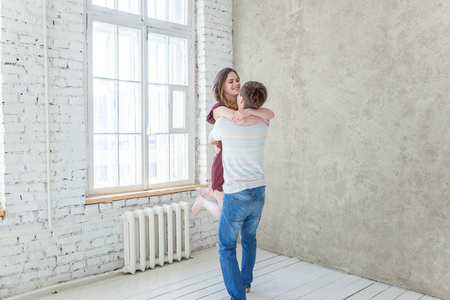 夫妻亲密拥抱图片