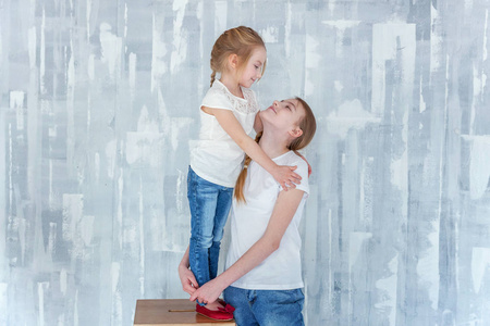 两个快乐拥抱姐妹图片