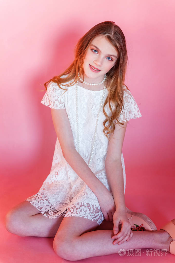 快乐的少女微笑特写肖像年轻快乐积极的女人穿着白色连