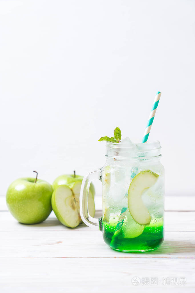 木桌上的绿色苹果汽水