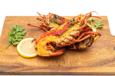 虾排烤龙虾排与柠檬分离白色背景照片