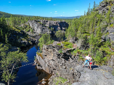 一对夫妇站在瑞典或挪威山区的岩石上